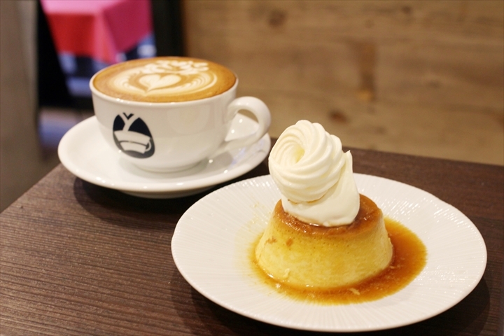 ラテ 600円（フードやスイーツとセットの場合500円）、プリン 500円（カボチャプリンは700円）