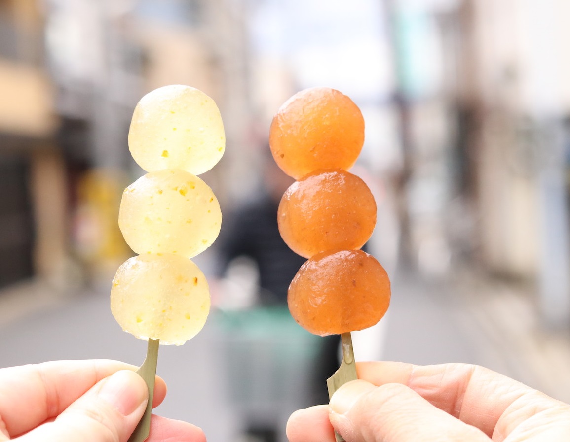 シャリシャリの後にぷるんっ!京都のお土産の新定番は“串わらび”