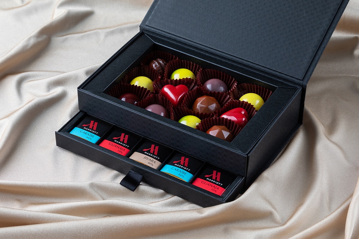 「Brilliant Chocolat」ボンボン6種12個とキャレ3種15枚セットは5500円、ボンボン4種4個 は1500円