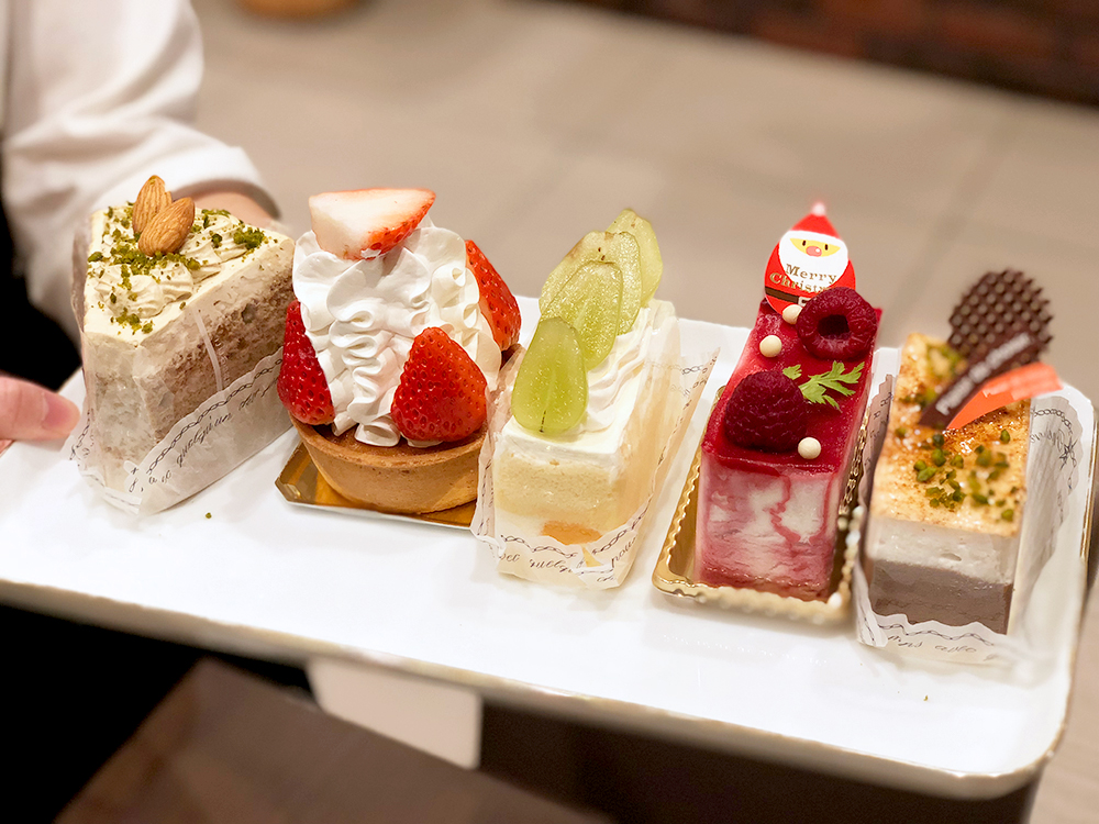 （左から）ほうじ茶のシフォンケーキ、いちごのタルト、ぶどうのショートケーキ、いちごとホワイトチョコのムース、チョコバナナのムース