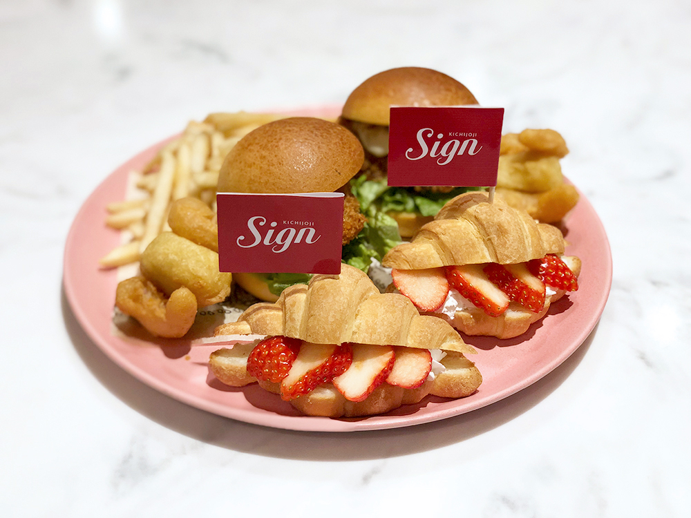 3段目：苺のクロワッサンサンド、クリームコロッケバーガー、ポップコーンシュリンプ、フライドポテト