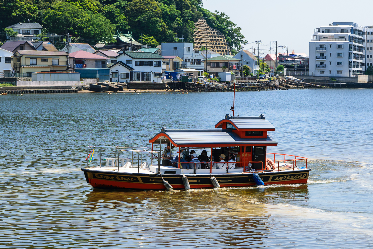 出港です。西岸から見える渡し船と「東叶神社」の社殿