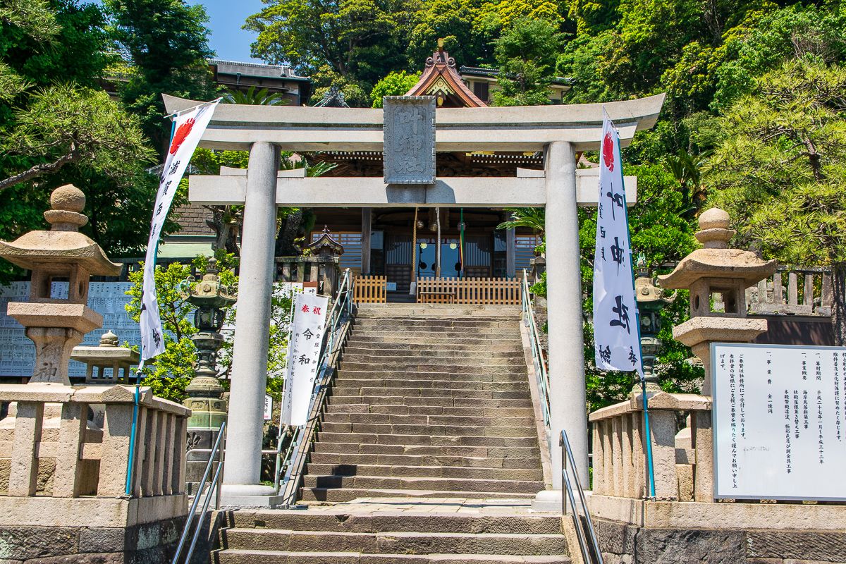 「恵仁志坂」を上がった先の石段が「参霊坂」