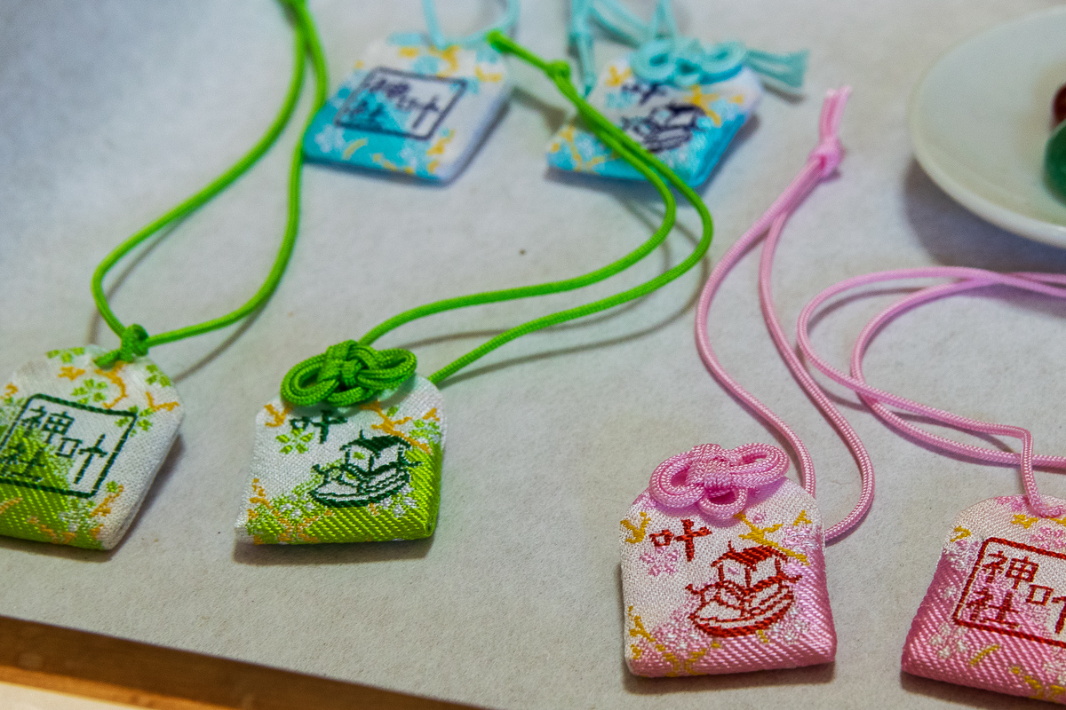 “勾玉″に合わせたカラーリングのお守り袋