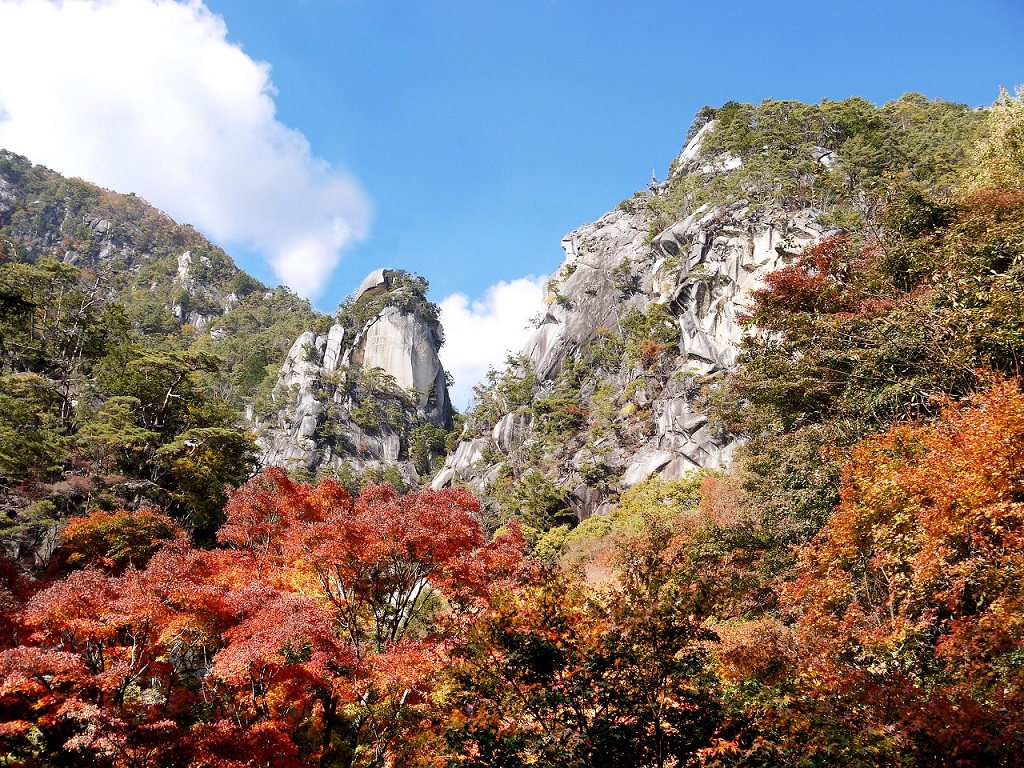 紅葉シーズンには観光客でにぎわう昇仙峡