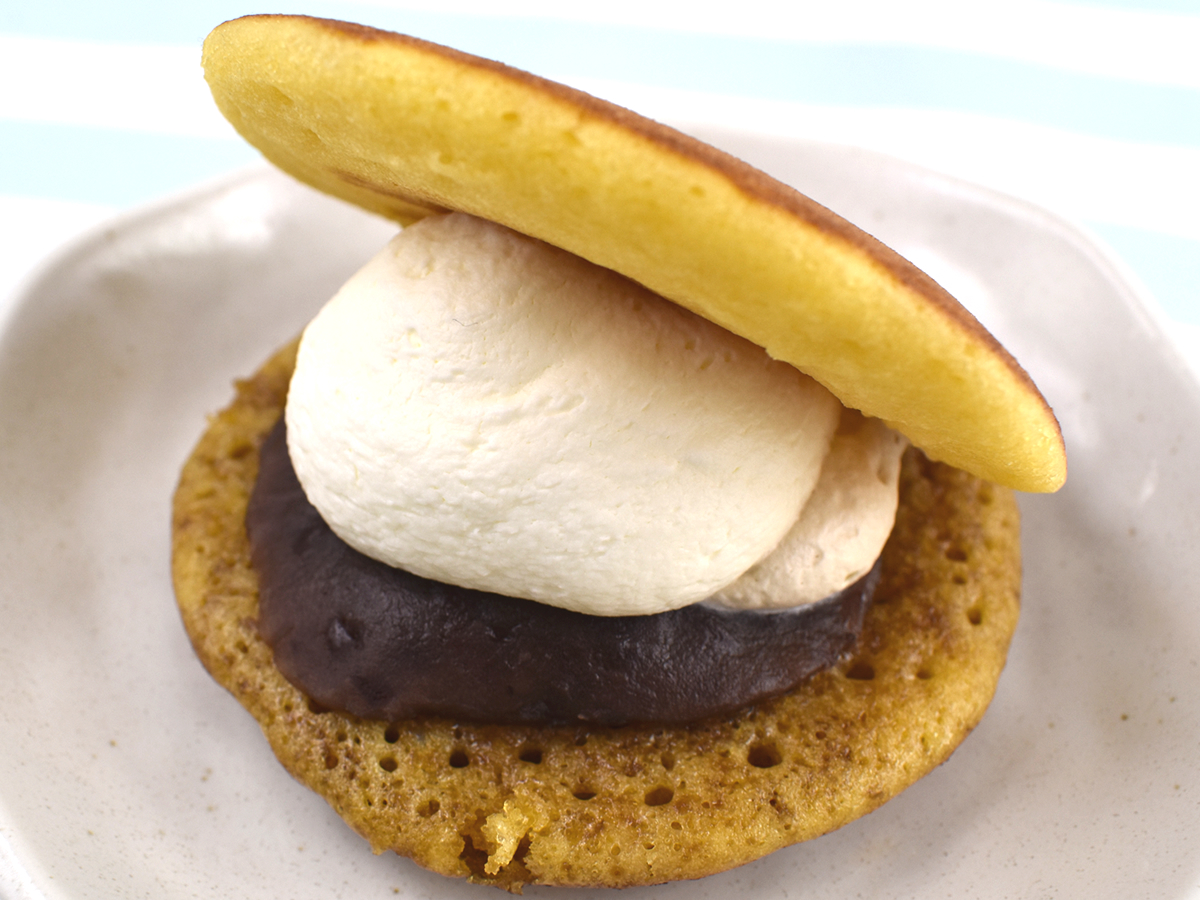 立体感がハンパない！ 甘党女子におススメの「黒みつしみうま生どら焼」