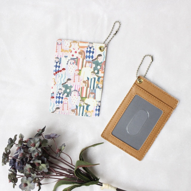 洋服の色は何色？パスケース 1300円（税込）