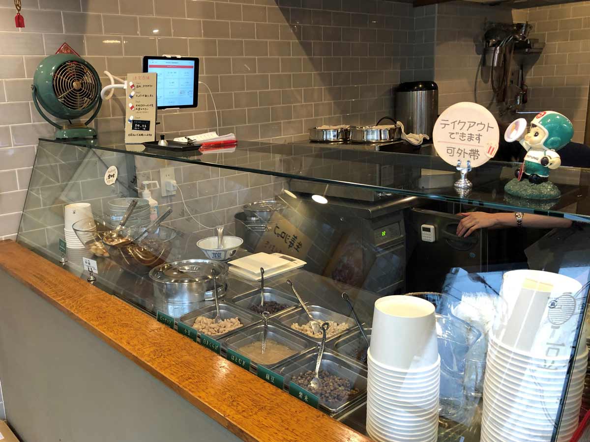 カウンターで注文し先払いです。