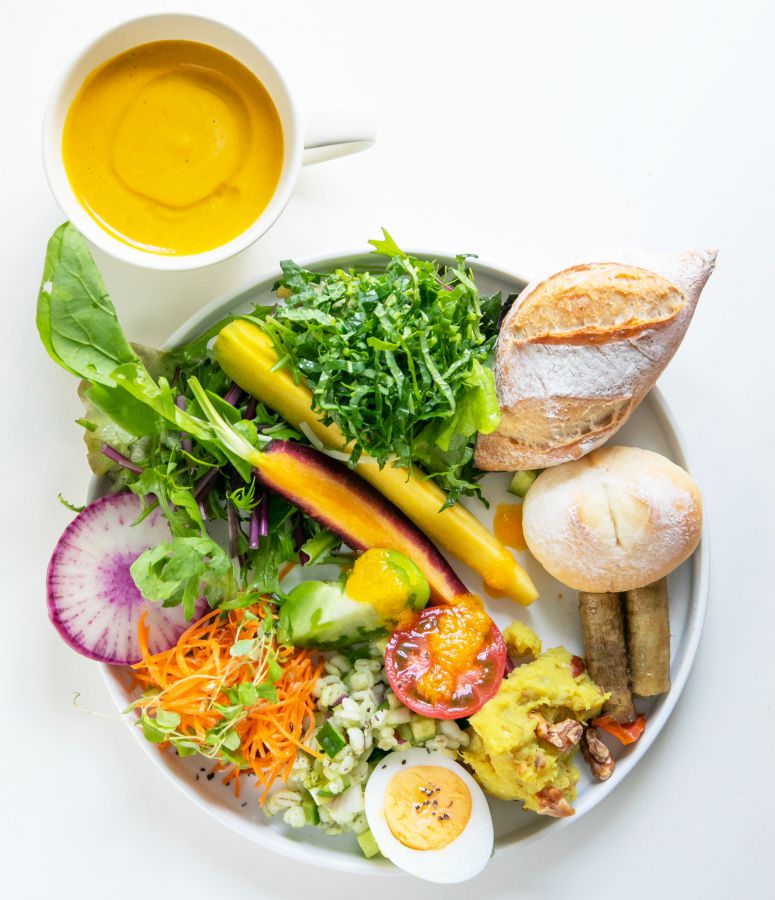 サラダビュッフェの盛り付け例