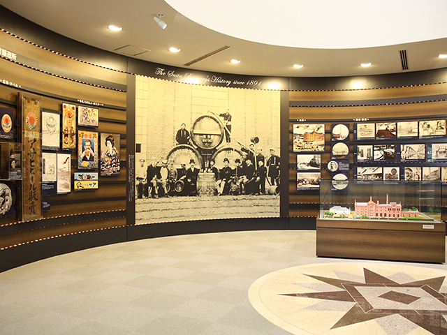 スタートホールの歴史コーナー 操業開始当時の写真などを展示