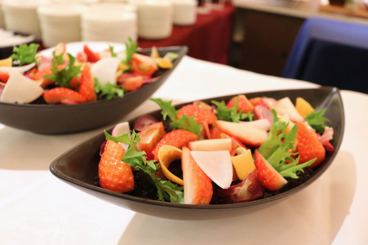 いちごとポテトサラダのプランター見立て～いちご狩り～ いちごドレッシングをかけて