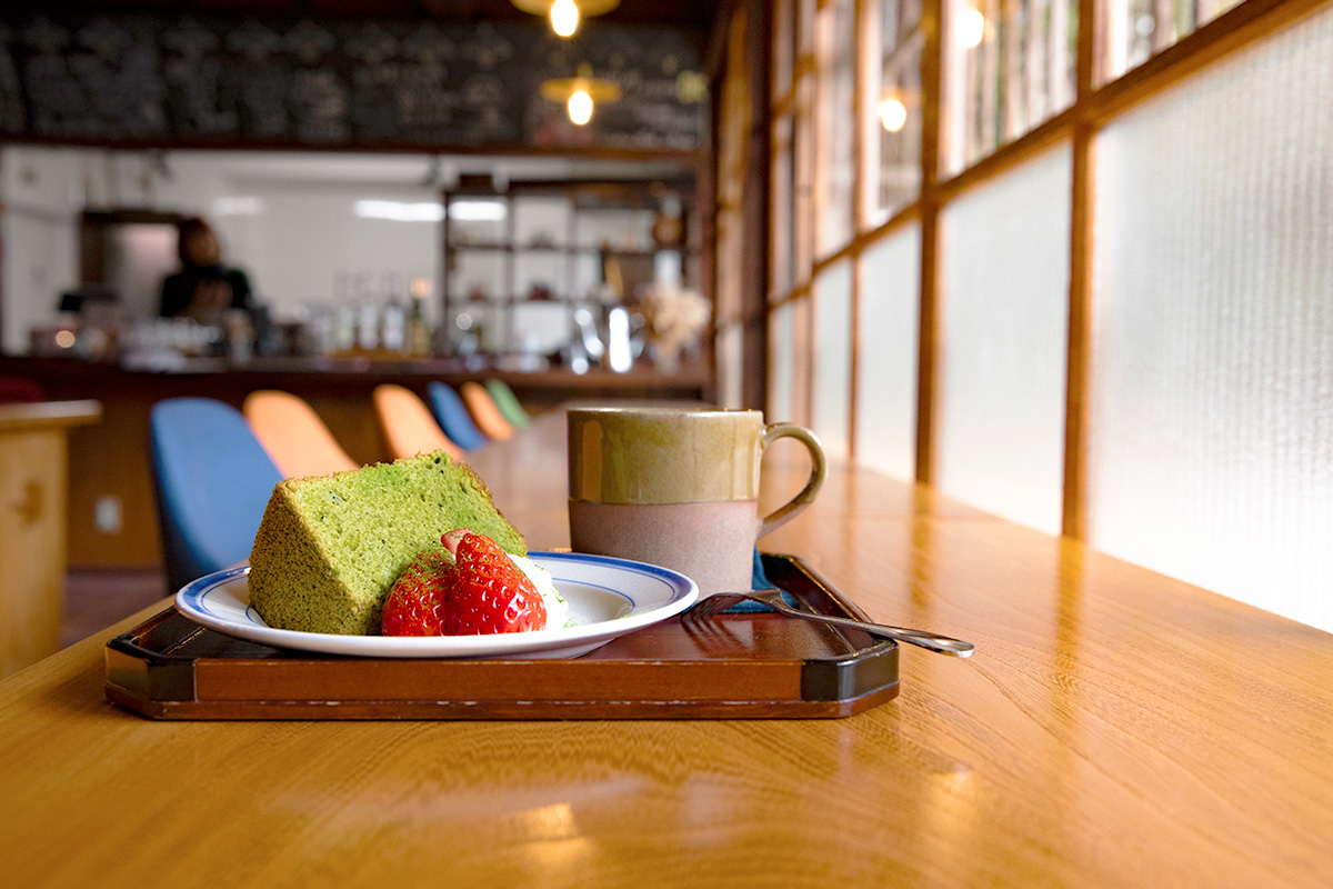 抹茶シフォンケーキ300円、珈琲450円