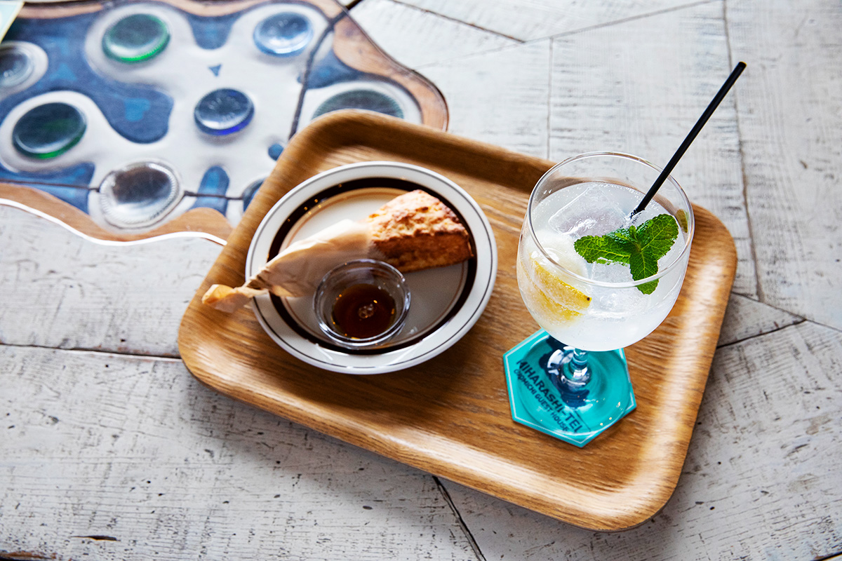 左：レモンバターのアメリカンビスケット350円（税別） 、右：レモンスカッシュ550円（税別）