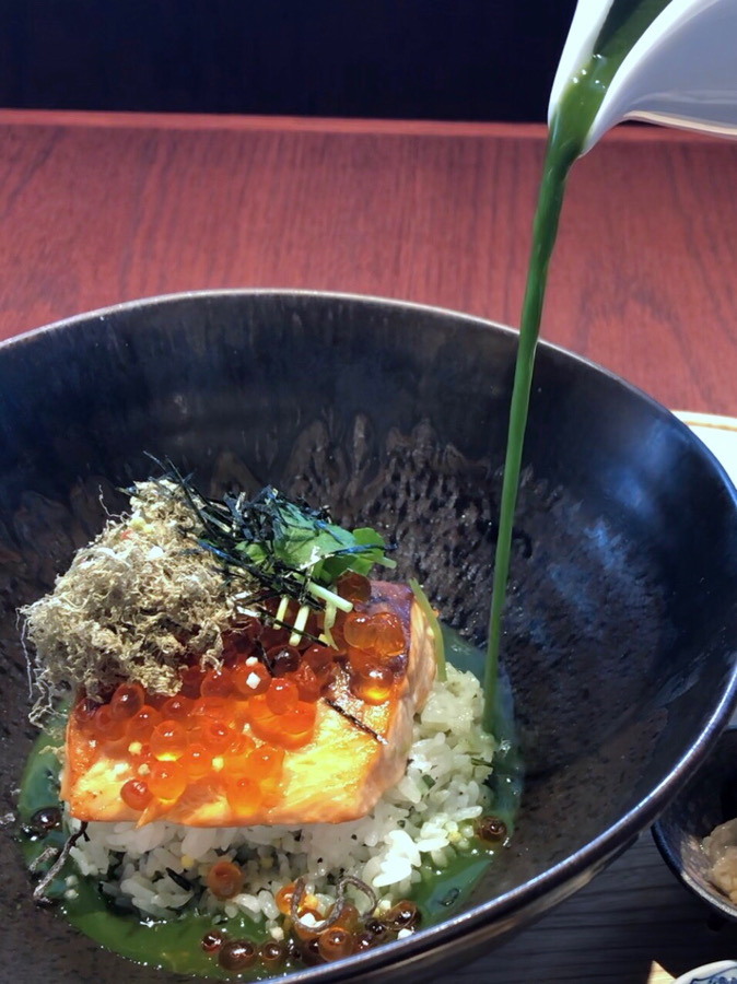 「鮭といくらの宇治抹茶茶漬け（小鉢付）」1300円（税別）