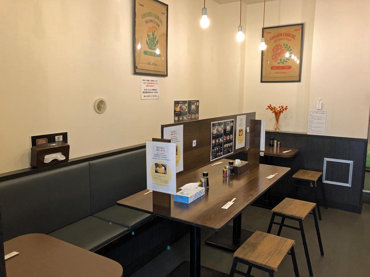 明るい雰囲気の店内