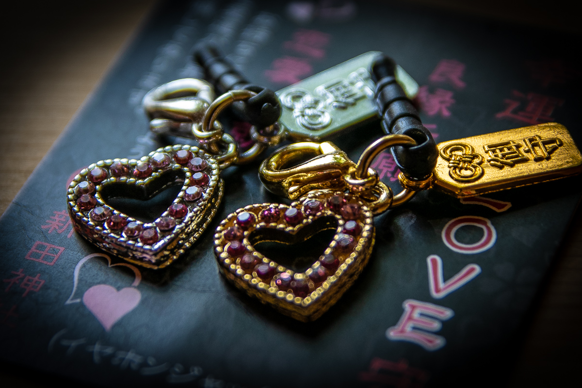 ゴールドとシルバーのキラキラ系「スマホ用LOVE守」