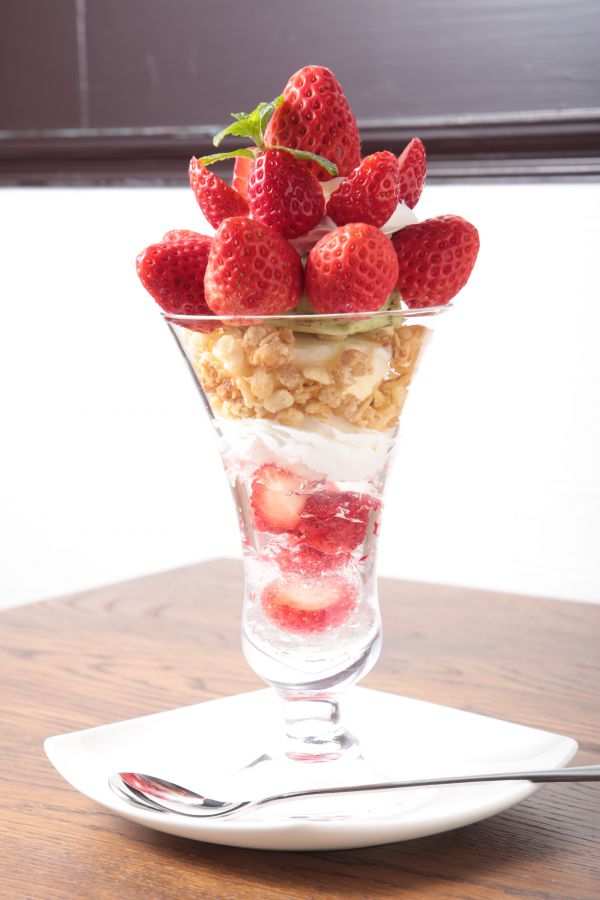 農園いちごパフェ（三重県伊賀市産 2300円、和歌山県産 1980円）どちらも税込