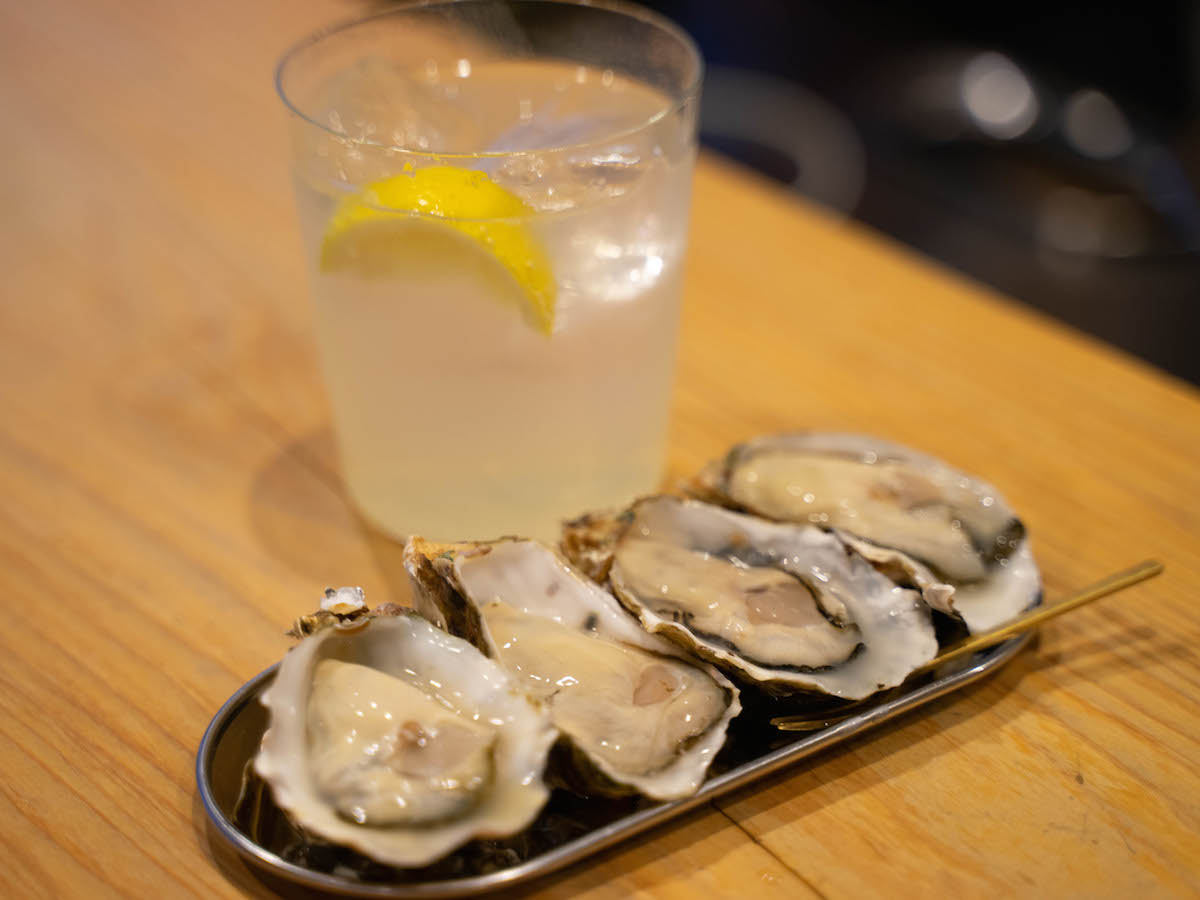 広島名物をおいしく堪能！こだわりの広島レモンサワー＆生牡蠣専門店