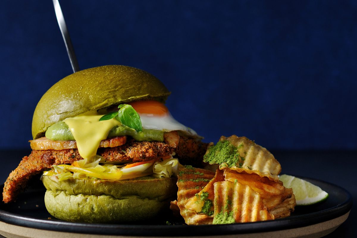 「J.S. BURGERS CAFE」×「辻󠄀利」 天然真鯛のベーコンエッグ・フィッシュバーガー　～アボカド抹茶タルタル～　1280円（税込）