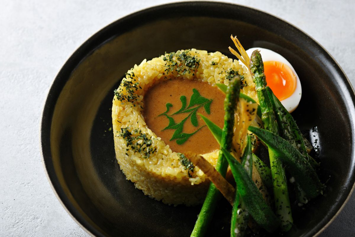 「J,S, CURRY」×「辻󠄀利」春野菜のスパイスカリー　～宇治抹茶ソース添え～ 1150円（税込）
