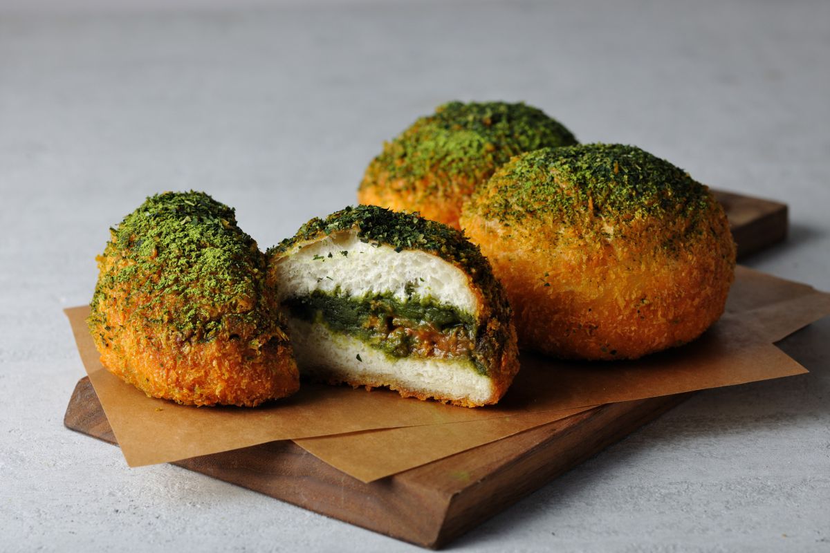 「J,S, CURRY」×「辻󠄀利」 宇治抹茶カリーあんぱん　250円（税込）