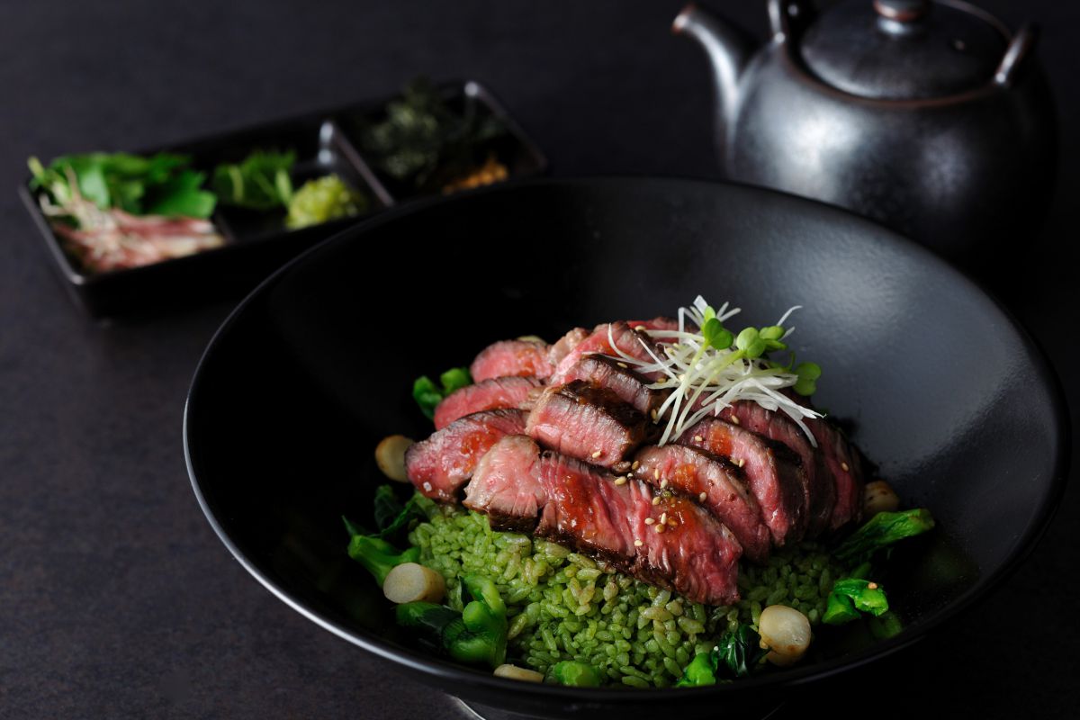 「J.S. STEAK STAND」×「辻󠄀利」 アンガスステーキの牛まぶし丼　～宇治抹茶バターライス～　1150円（税込）