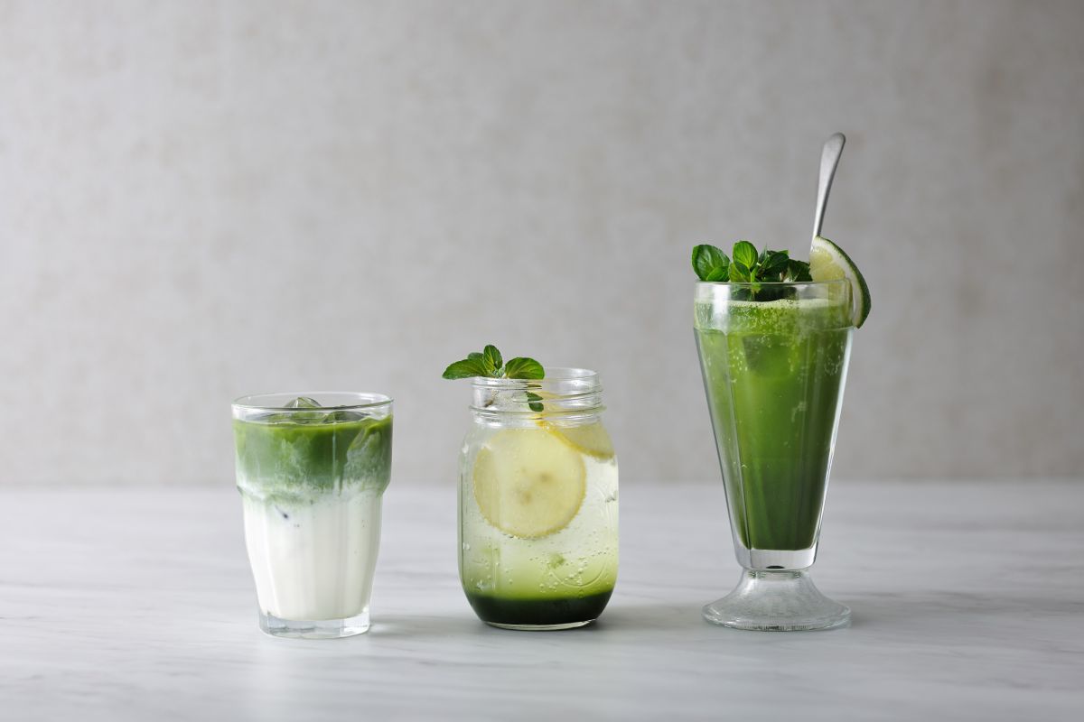 ＜全店共通＞「辻󠄀利」コラボレーションドリンク　左から練乳宇治抹茶ラテ500円、宇治抹茶ソーダ500円、宇治抹茶モヒート 580円（すべて税込）