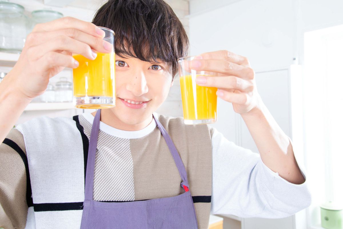 「パンが焼けるまで、一緒にオレンジジュース飲む？」