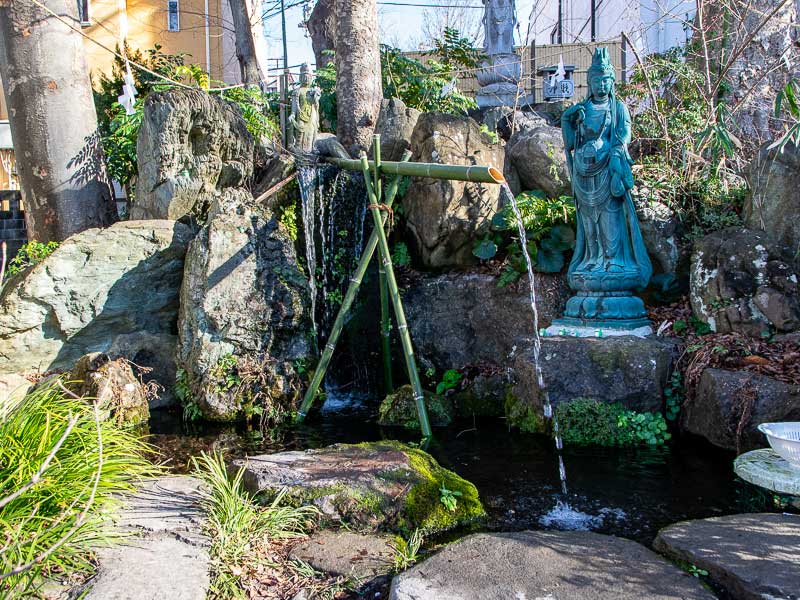 “清め袋”と“小さなご神水入れ”が札場でいただける「清龍の滝」