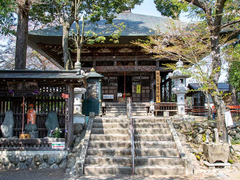 “あの花”の絵馬などがある「定林寺」