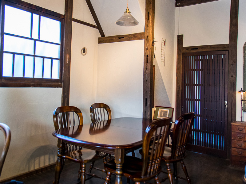 店内はジャズが流れる落ち着いた空間