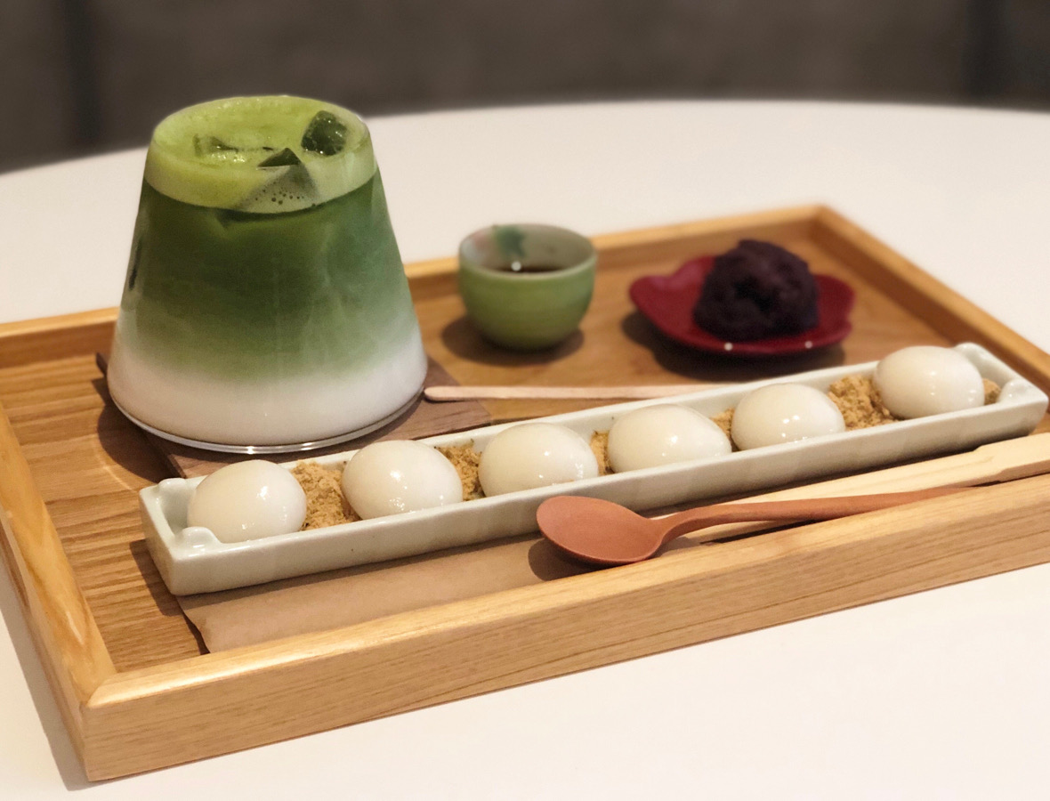 アイス抹茶ラテ（自家製黒みつ付き）550円（税込）／あったか白玉 500円（税込）