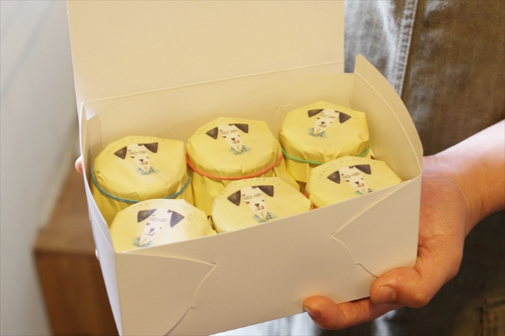 プリン 380円(写真は6個入り。1個ずつから販売)