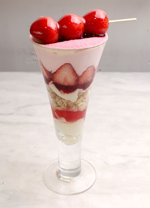 焦がし黒糖いちご パフェいちご飴添え　1180円