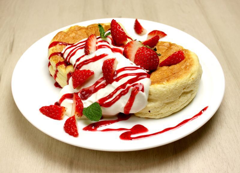 こぼれいちごのスフレパンケーキ　780円