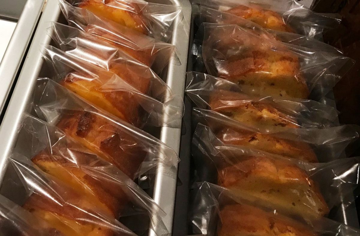 左：レモンのパウンドケーキ　350円　右：イチジクとクルミのパウンドケーキ　380円　