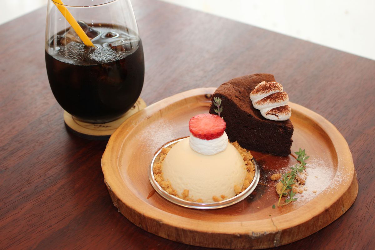 皿手前：チーズケーキ  450円　皿奥：濃厚ガトーショコラ  400円