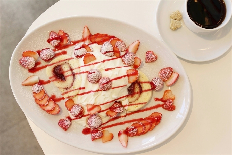 いちごたっぷりのショートケーキ 1800円、コーヒー 500円（デザートとセットで注文するとドリンクはすべて半額）