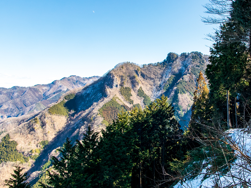 奥宮のある「妙法ヶ岳」を遥拝