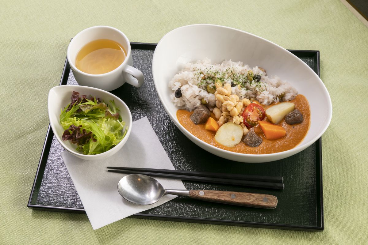 サラダやスープも付く「お寺のカレー(1200円)」