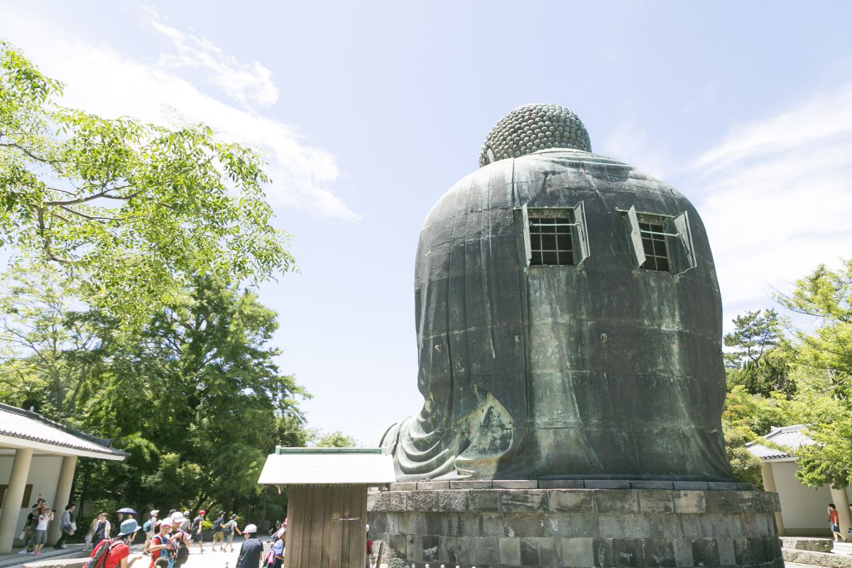 背中のトビラは、拝観時には常時開いています