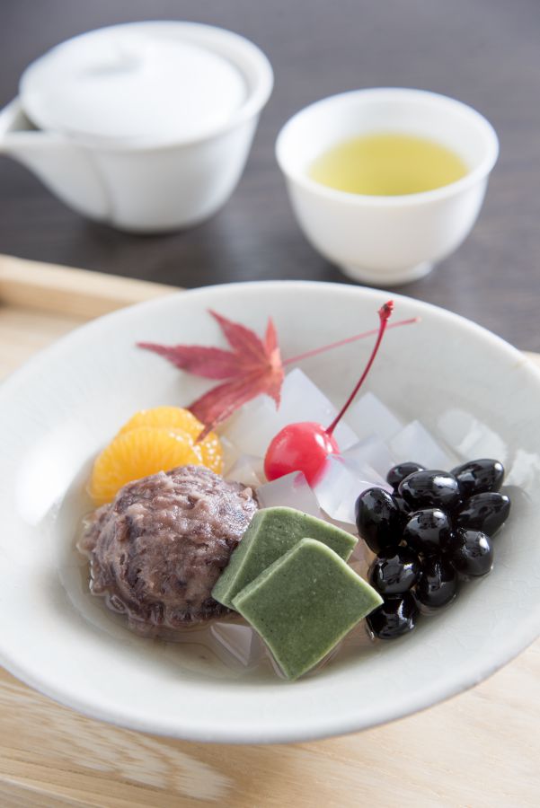 厳選した素材を使った「黒豆かん(1100円)」。足柄煎茶はプラス300円