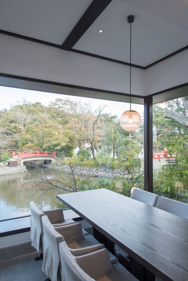 白を基調とした明るい店内の大きな窓からは境内を見渡せます