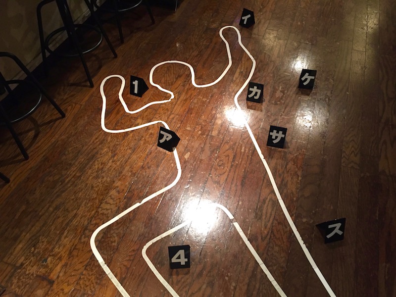 ここで横たわり、まるで事件の被害者になったような写真も撮影可能！