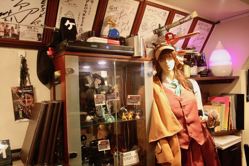 店内に用意されたヘッドセットやモデルガンなど、撮影に使えるアイテムもいろいろと揃っています。