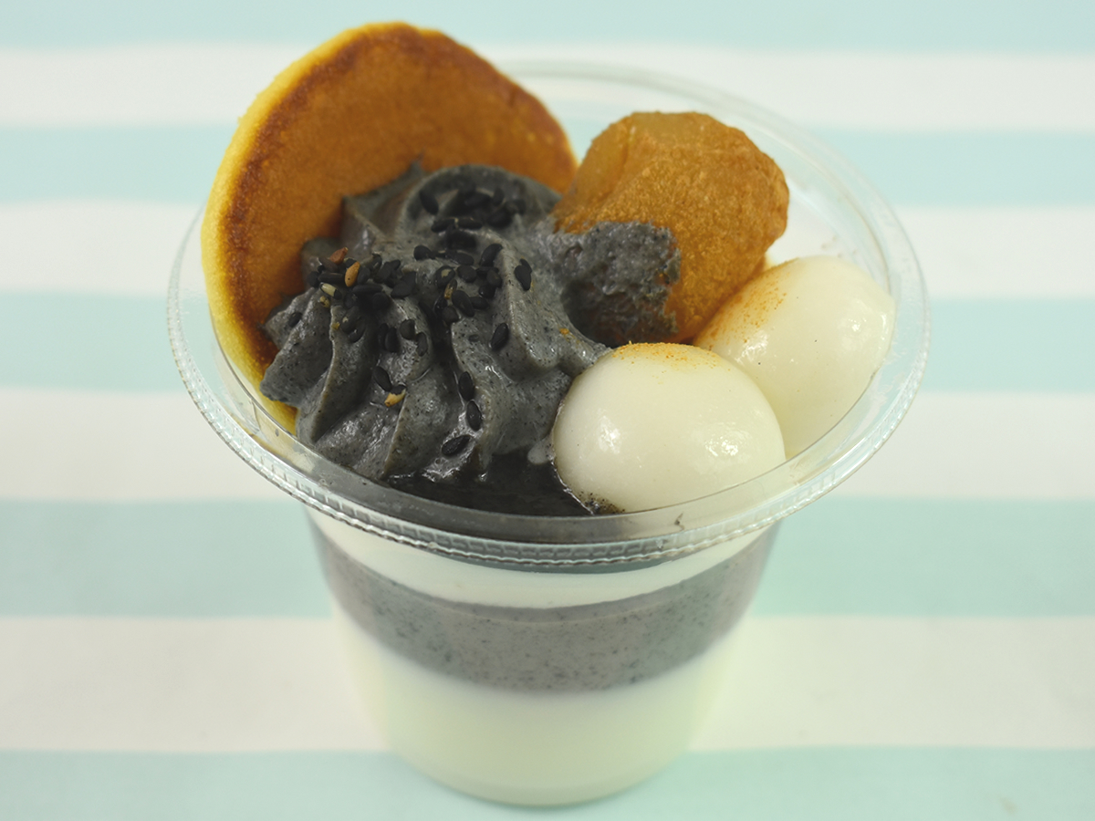 クリームの中身はまさかの黒ごま!?　クリームとブラマンジェが織りなす新食感スイーツ