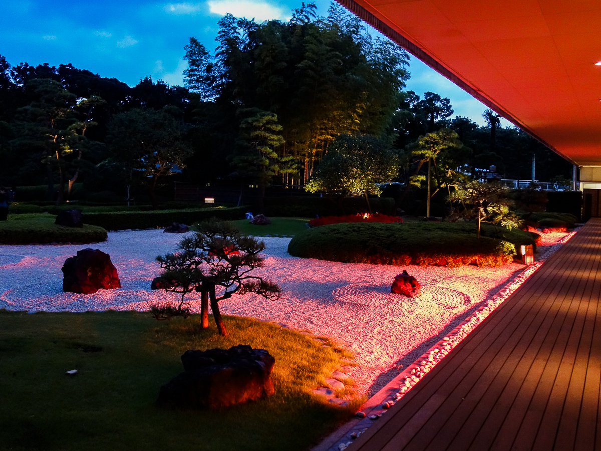 幽玄な庭園が浮かびあがる「PALAZZO OTANI」前の枯山水