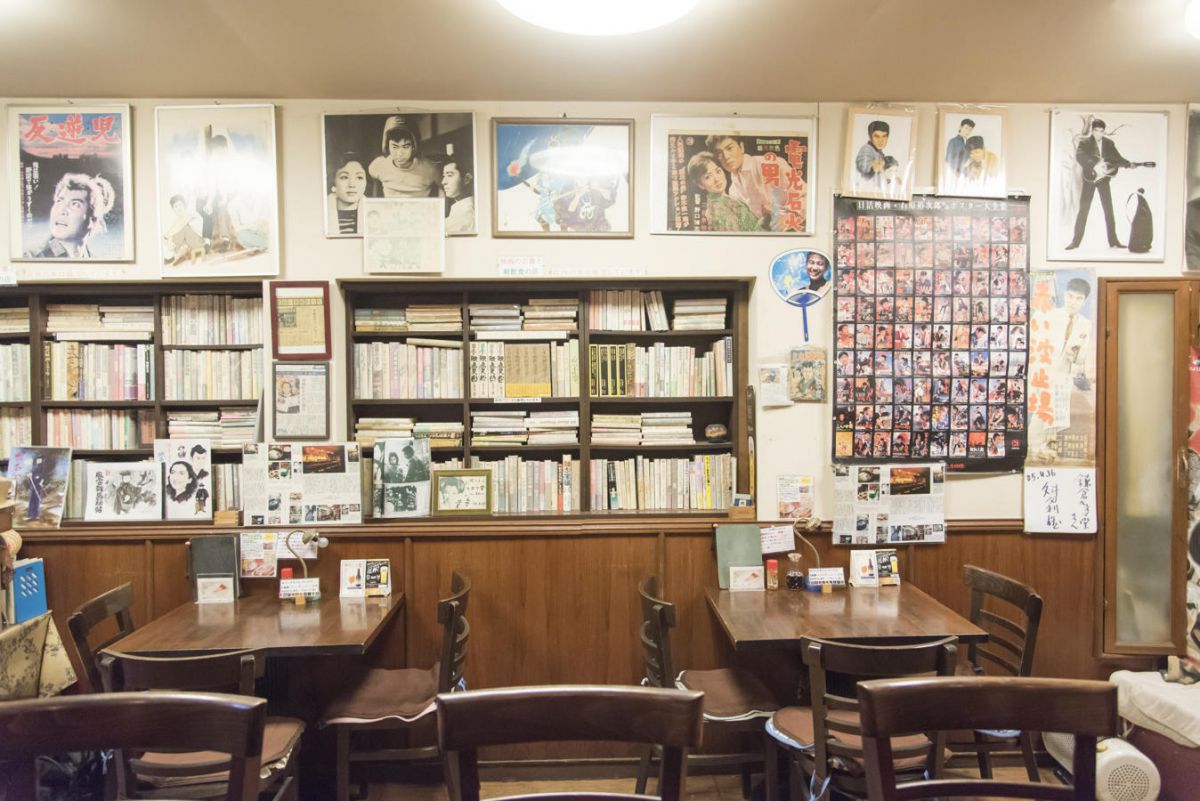 店内に入ると懐かしのポスターがびっしり！BGMは石原裕次郎