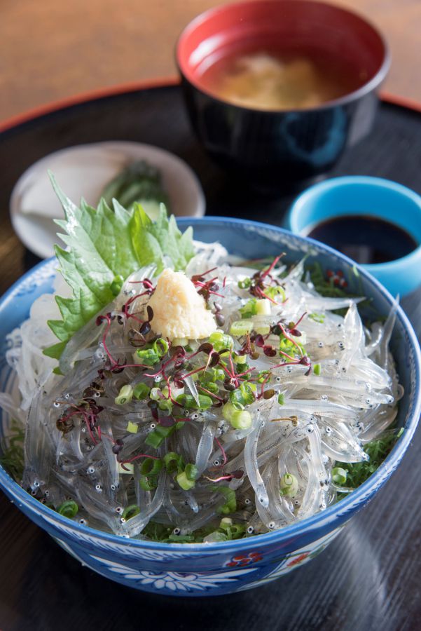 生しらす丼（1320円）