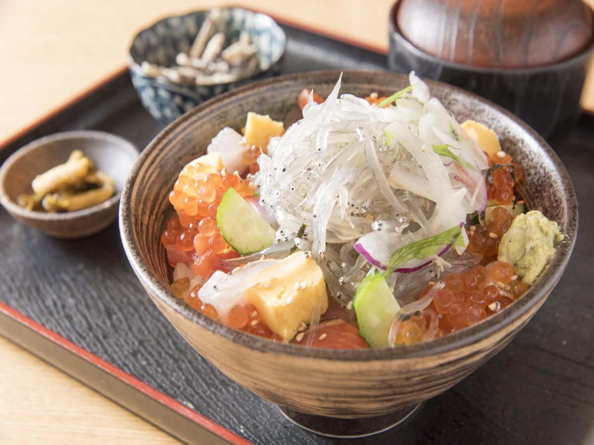 いくらあられ丼+生シラス（1480円）